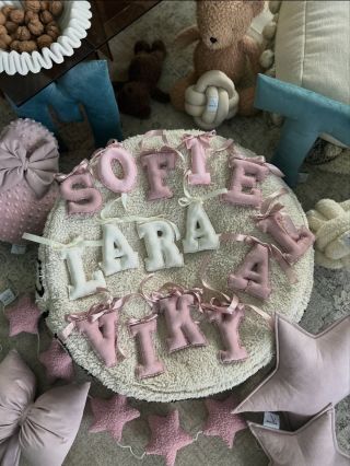 Látková písmenka, vlaječkové či hvězdičkové girlandy (také srdíčkové nebo obláčkové🤭), balonky na zeď, mašle - i na těchto...