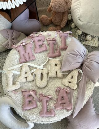 Dnes náš ateliér zaplnila jména, která brzy ozdobí dětské pokojíčky 🤍.. Každé písmenko prochází rukama našich švadlenek,...