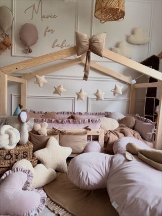 Ach, tato krása 🤍.. Každý detail má své místo. Vybavení postýlky v dokonalé harmonii s dekoracemi zdí, hrací dekou i...
